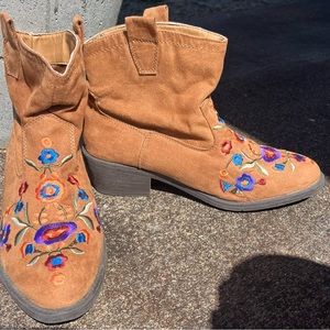 Gorgeous Mudd brand Embroidered Boots